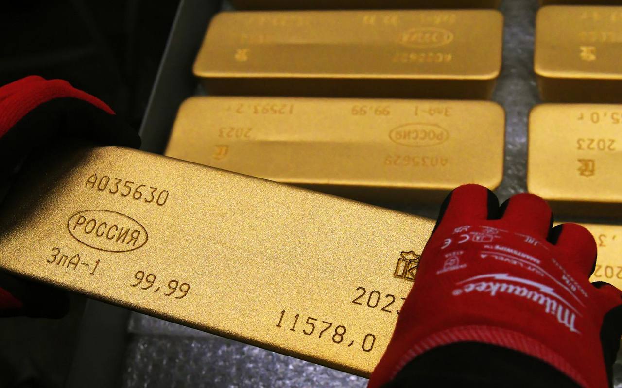 Россия продала 300 тысяч унций золота по рекордной цене Bloomberg В январе ЦБ продал золота на 1 4 млрд по 4700 за унцию Всего у России осталось 74 5 млн унций С 2022 года рост цен на золото принёс России около 200 млрд это сопоставимо с объёмом замороженных в Европе резервов bisrub