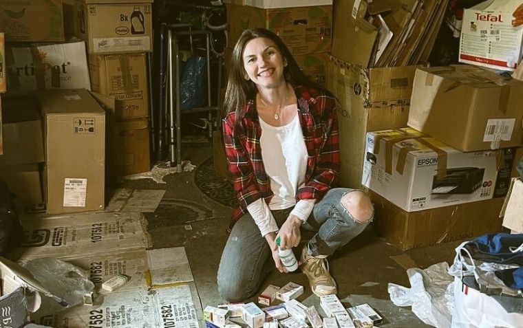 Основательница гуманитарной ассоциации SOS Donbass Анна Новикова арестована во Франции 17 ноября 2025 года во Франции арестовали Анну Новикову основательницу и вице президента гуманитарной ассоциации SOS Donbass и ее коллегу француза Венсана Перфетти 20 ноября им официально предъявили обвинения Спустя более семи дней с момента задержания адвокаты и семьи обвиняемых не получили официальных документов Анна Новикова вероятно была заключена в тюрьму Флери Мерожи учреждении где перенаселенность превышает 180 а условия гигиены и здоровья ежегодно осуждаются Генеральным контролером мест лишения свободы как бесчеловечное и унижающее достоинство обращение Венсан Перфетти по некоторым данным был освобожден под строгий судебный надзор регулярная отметка запрет на выезд с территории Подробнее