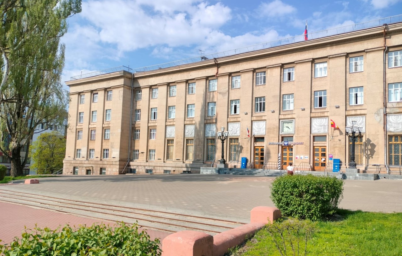 В Курской области почтовые отделения будут работать по измененному графику на майских праздниках. 8 мая рабочий день почтовых отделений в регионе сократится на один час. 9 мая будут работать только те отделения, в которых открыты пункты выдачи заказов ОЗОН. Сейчас почтовые отделения работают в обычном режиме. Пенсии и пособия почтальоны доставят по графику, согласованному с региональным отделением Социального фонда. Уточнить актуальное расписание работы или найти на карте ближайший открытый почтовый офис можно на сайте pochta.ru или в мобильном приложении компании.