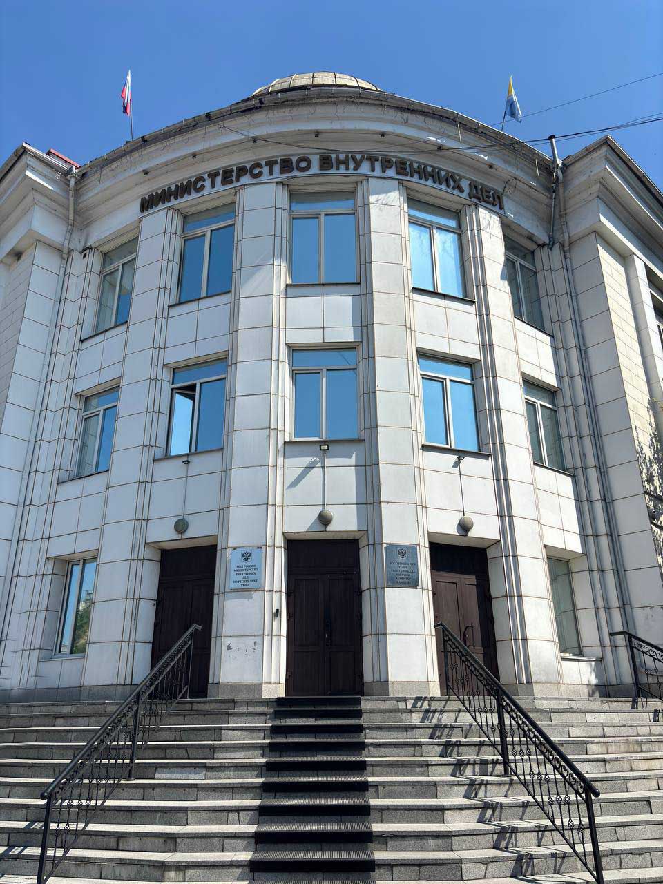 Перед судом предстанет главный бухгалтер одного из государственных унитарных предприятий республики обвиняемая в хищении бюджетных денежных средств Следственной частью СУ МВД по Республике Тыва завершено расследование уголовного дела по обвинению главного бухгалтера государственного унитарного предприятия Республики Тыва далее ГУП РТ в хищении бюджетных денежных средств в сумме более 2 млн 200 тыс рублей  Следствием установлено что в период с января 2023 года по февраль 2024 года 59 летняя главный бухгалтер ГУП РТ в обязанности которой входит организация бухгалтерского учета используя свое служебное положение путем обмана выразившегося в необоснованном завышении суммы заработной платы совершила хищение бюджетных денежных средств на общую сумму более 1 млн 450 тысяч рублей тем самым причинила ГУП РТ материальный ущерб в особо крупном размере  Она же в указанный период времени под видом заключения семи фиктивных договоров на выполнение работ совершила хищение бюджетных денежных средств на общую сумму более 540 тысяч рублей причинив ГУП РТ материальный ущерб в крупном размере  Кроме того установлено что в январе 2024 года указанная женщина используя свое служебное положение организовала перечисление денежных средств в сумме более 280 тысяч рублей по авансовому отчету на расчётный счет 43 летнего местного жителя который не является работником предприятия По данным фактам следственной частью СУ МВД по Республике Тыва возбуждены два уголовных дела по ч 3 ст 159 Мошенничество совершенное лицом с использованием своего служебного положения в крупном размере а также по ч 4 ст 159 УК РФ Мошенничество совершенное лицом с использованием своего служебного положения в особо крупном размере  Обвинительное заключение утверждено прокурором Республики Тыва дело направлено в Кызылский городской суд для рассмотрения по существу СЧ СУ МВД по Республике Тыва