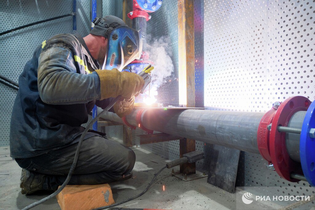 Зарплаты в этом году в России вырастут у сварщиков и водителей дальнобойщиков прогнозируют специалисты Кому еще как ожидается будут больше платить Из рабочих профессий токарям высокой квалификации крановщикам машинистам спецтехники инженерам строителям и проектировщикам Финансовым аналитикам Дата сайентистам Инженерам по машинному обучению Специалистам по кибербезопасности Product менеджерам Системным инженерам Подписаться на РИА Новости