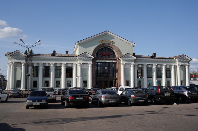 У заповедных зон и туристических городов Ленобласти появятся перехватывающие парковки Вопросы организации парковок в ключевых населенных пунктах и на особо охраняемых природных территориях сегодня обсудили на аппаратном совещании в правительстве Речь идет о городах популярных у туристов Выборге Шлиссельбурге Гатчине и других Для решения проблемы хаотичной парковки губернатор Ленинградской области Александр Дрозденко поручил создать систему перехватывающих парковок на подъездах к центрам исторических городов проработать вопрос о платных парковочных местах для туристов в центральных районах исторических городов организовать перехватывающие парковки на подъездах к особо охраняемым природным территориям упорядочить парковку во дворах и на улицах районов массовой застройки включая Всеволожск Кудрово и Мурино Проблемы с парковками во время туристического сезона у нас есть не только в Гатчине и в Выборге но и в Шлиссельбурге К некоторым туристическим объектам например к Линдуловской роще в выходные не подъехать С одной стороны мы создаем объекты которые пользуются огромной популярностью среди туристов С другой стороны надо создавать новые парковки и сохранять природу отметил Александр Дрозденко Реализовать все поручения планируется к началу следующего туристического сезона к маю 2026 года