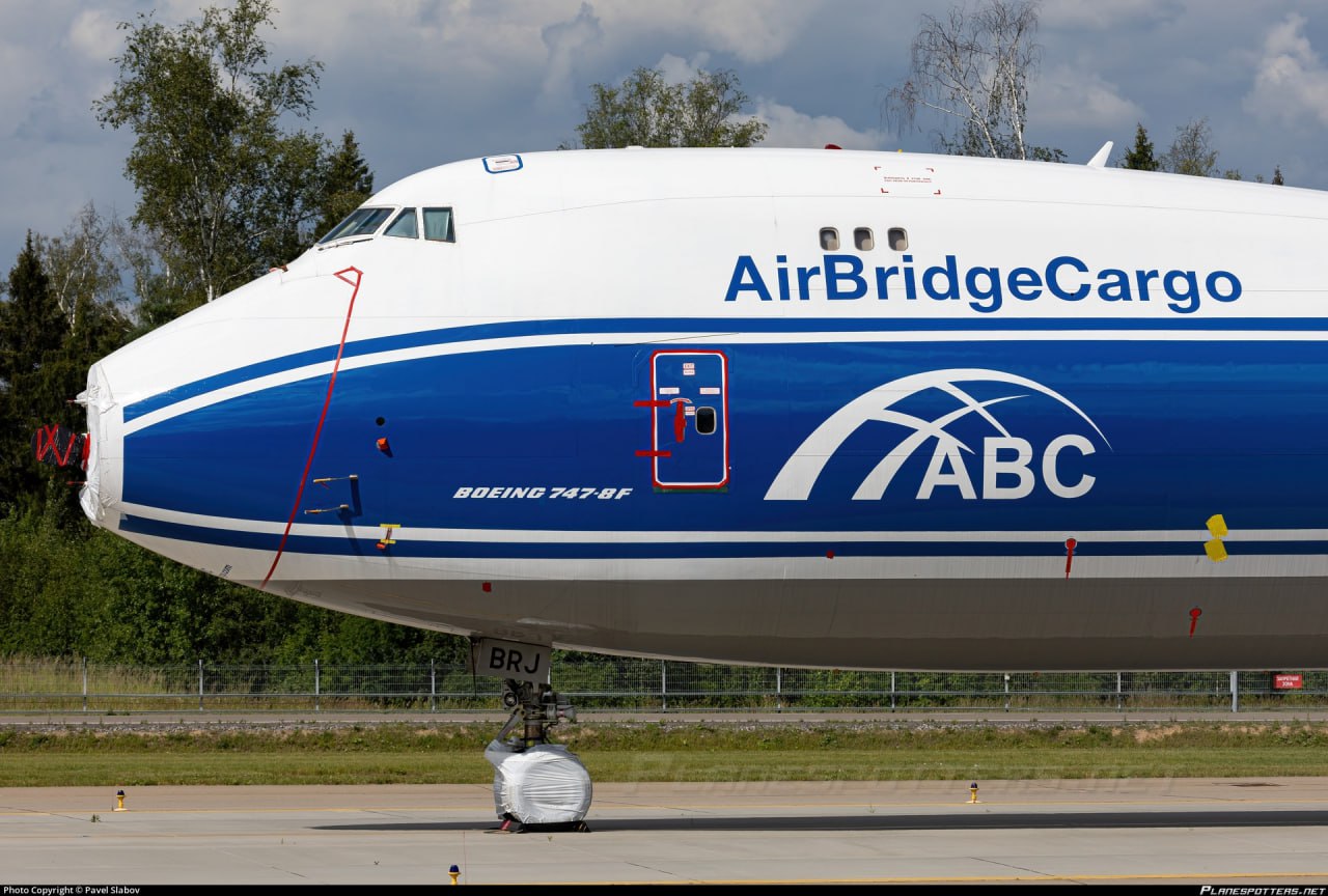 Восемь грузовых Boeing группы Волга Днепр пойдут Аэрофлоту Скорее всего на запчасти Волга Днепр завершила страховое урегулирование по шести Boeing 737 800BCF и двум Boeing 747 400 с ирландским лизингодателем AerCap Новым владельцем ВС стала НЛК Финанс говорит близкий к Аэрофлоту источник Самолеты передадут Победе 737 на которых летал Атран и России 747 AirBridgeCargo Как уточняют инсайдеры сумма сделки составляет около 130 млн 10 9 млрд руб за все восемь самолетов Она была профинансирована из средств ФНБ Эти самолеты не учитывались в соглашении с потенциальным покупателем грузовой группы Евраз Авиа Сервис Евгения Солодилина Скорее всего самолеты станут донорами запчастей для дочек Аэрофлота Конвертировать грузовые ВС в пассажирские в нынешних реалиях вряд ли получится Пустить их на детали может быть значительно дешевле чем завозить комплектующие из за рубежа Сейчас во флоте ABC числится один 747 который летом сменил регистрацию на RA 73488 Но и другие самолеты Boeing ABC и Атрана продолжают простаивать на приколе с 2022 года   Пристегните ремни