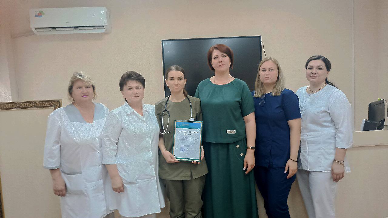Врач-терапевт Апанасенковской районной больницы отмечена благодарностью краевого фонда ОМС   Участковй врач-терапевт Анна Николаевна Кравченко вошла в число 11 медработников края, достигших лучших показателей при выявлении онкологических заболеваний в течение первого полугодия 2025 года.   Как отметила директор Территориального фонда обязательного медицинского страхования СК Натела Павличенко, за работу в этом направлении её организация уже второй год оказывает поддержку медицинским работникам, которые первыми своевременно обнаруживают признаки онкозаболеваний в рамках профилактических мероприятий. Это и стимулирующие выплаты за каждый выявленный случай, и благодарности.