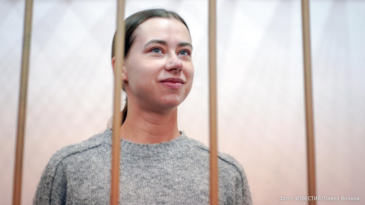 Суд продлил домашний арест блогеру Александре Митрошиной до 8 сентября Девушку обвиняют в отмывании 127 млн рублей сообщил РЕН ТВ ее адвокат Михаил Юсупов Напомним Митрошину задержали 7 марта в аэропорту Сочи куда она прибыла из Дубая и предъявили обвинение в отмывании денег С марта 2022 го блогер проживала на территории ОАЭ и вернулась в Россию впервые за три года По версии следствия имея задолженность перед налоговой блогер в 2021 году приобрела элитную квартиру на Большой Дмитровке в центре Москвы чтобы легализовать эти средства 8 марта Митрошина полностью признала свою вину ее отправили под домашний арест Подписаться на РЕН ТВ МАХ Отправить новость