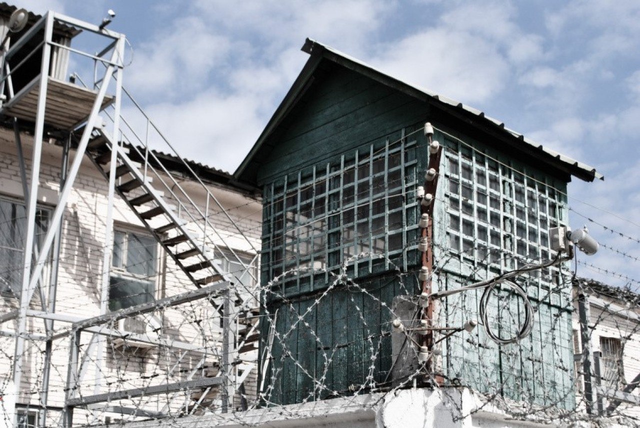 Бывшего начальника колонии на Камчатке будут судить за покровительство запрещенной организации В Петропавловске Камчатском будут судить бывшего начальника исправительной колонии 5 который покровительствовал ячейке запрещенного в России движения АУЕ По данным следствия фигурант разрешил лидерам движения особо мягкие условия отбывания наказания пользование мобильной связью холодильниками и телевизорами с доступом в интернет Также представители верхушки получили властные полномочия над другими осужденными Начальник колонии был уволен по отрицательным основаниям после вскрытия нарушений Его будут судить за превышение должностных полномочий Deitaru