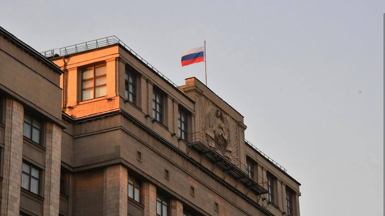 Россиян предложили наказывать за то, что они критикуют качество отечественной продукции, предложение озвучили в Госдуме. По словам депутата Новикова, публичное порицание российских брендов — «дело непатриотичное». «Приоритеты российского производителя должны быть абсолютными во всём. Поэтому нужно проработать вопрос административной ответственности для тех, кто дискредитирует российское производство и бренды», — добавил он.