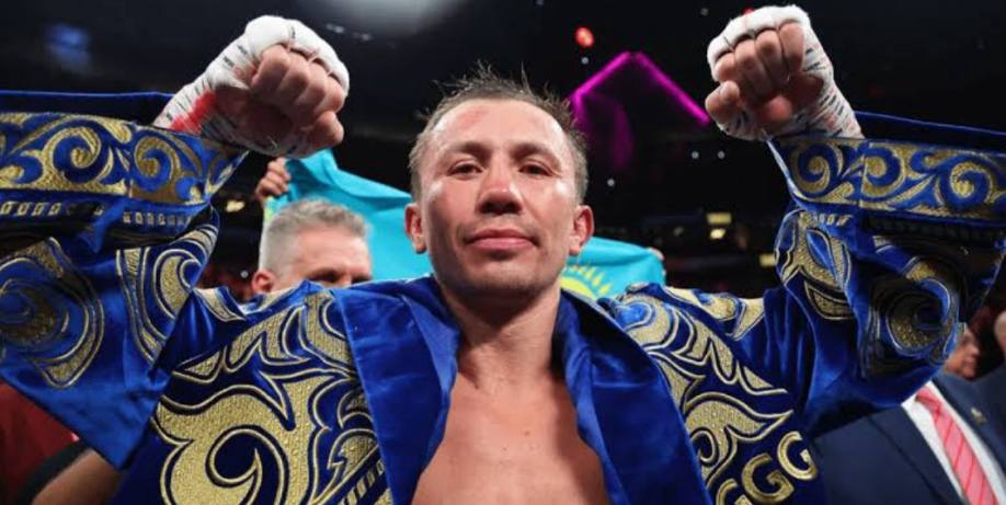 Казахстанский боксёр Геннадий Головкин официально вошёл в Зал славы бокса об этом сообщили в Национальном олимпийском комитете НОК Теперь имя GGG стоит в одном ряду с легендами вроде Мухаммеда Али Майка Тайсона Флойда Мейвезера и Мэнни Пакьяо Головкин стал первым казахстанцем которого включили в Зал славы бокса Triple G обладает одной из самых ярких любительских карьер в среднем весе 345 побед в 350 боях В профи же он стал доминантом дивизиона из 45 поединков 37 которых он завершил нокаутом На счету Головкина титулы чемпиона мира по версиям WBA WBC IBF IBO и пояс The Ring За 21 успешную защиту и более чем 90 процентный показатель досрочных побед GGG занесли в Книгу рекордов Гиннесса