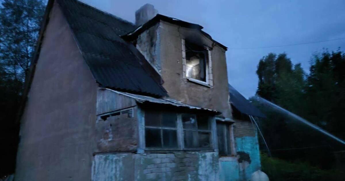 В Советске произошёл пожар в жилом доме  «На улице Орджоникидзе на втором этаже двухэтажного жилого дома выгорела кухня, жилая комната и чердачное помещение на площади 15 квадратных метров», — говорится в сообщении МЧС.   ЧП произошло вечером 9 августа. Пожарные спасли из горящего дома женщину и передали медикам, а также эвакуировали два газовых баллона и ликвидировали возгорание. На месте работали 8 человек личного состава и 2 единицы спецтехники. Причину пожара установят сотрудники органов дознания МЧС России.  Фото: МЧС региона