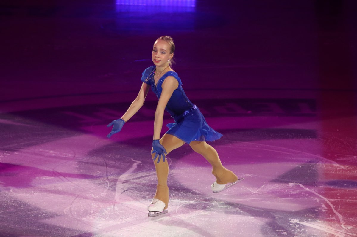 Двоеглазова выиграла короткую программу на Гран при в Красноярске Ученица Этери Тутберидзе Алиса Двоеглазова лидирует после короткой программы на этапе Гран при России по фигурному катанию в Красноярске Двоеглазова получила за прокат 72 70 балла Она исполнила двойной аксель тройной флип и каскад из тройных лутца и тулупа Это мой первый взрослый этап была какая то неизведанность что поставят судьи но баллами довольна буду двигаться дальше цитирует Двоеглазову ТАСС Второй идет Елизавета Куликова 67 85 третьей Анна Ляшенко 67 63 Global Look Press Подписаться на РБК Спорт