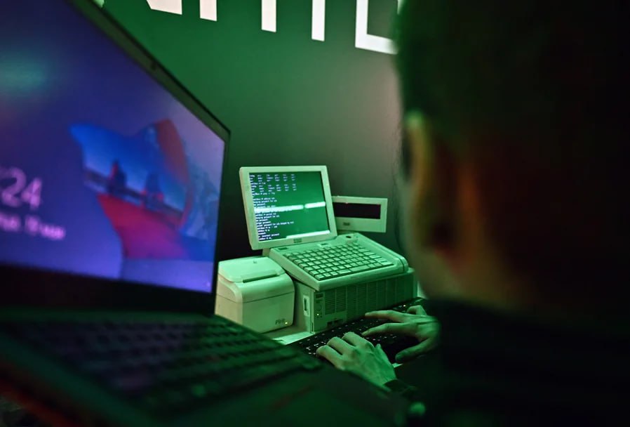 В 2025 году ущерб жителей Татарстана от действий кибермошенников составил 5 9 млрд рублей Наиболее часто жертвами становились граждане трудоспособного возраста 36 пострадавших люди от 30 до 49 лет ещё 27 от 18 до 29 лет Среди пострадавших 58 составили женщины Также в числе жертв оказались 3 тыс пенсионеров 311 человек с ОВЗ и 211 несовершеннолетних Киберпреступность на самом деле чума нашего времени прокомментировал ситуацию мэр Казани Ильсур Метшин Фото Коммерсантъ Александр Миридонов kommersantkazan