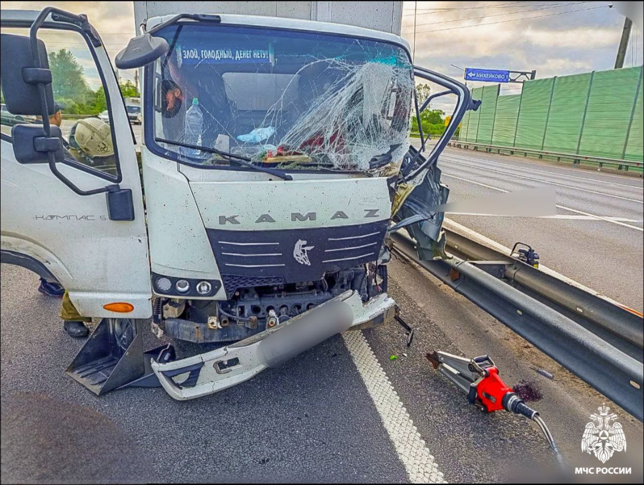 На 324 километре автодороги М-1 недалеко от города Ярцево произошло столкновение грузового и легкового автомобиля. В результате аварии травмированы три человека, они госпитализированы в лечебное учреждение.    Пожарно-спасательные подразделения МЧС России проводили неотложные спасательные работы:   деблокировали двух человек из легковушки и одного из грузового авто при помощи гидравлического инструмента,   смыли легковоспламеняющиеся жидкости с дорожного полотна для исключения возможного возгорания.  Обстоятельства случившегося предстоит выяснить сотрудникам правоохранительных органов.    #МЧСРоссии #ЧП