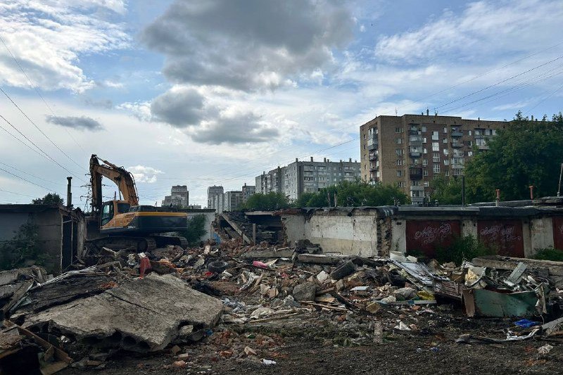 Почти сто гаражей сносят на красноярском правобережье  На Гладкова в Красноярске начали сносить гаражи. Всего в планах мэрии убрать 99 капитальных боксов. Это нужно для строительства дороги от Гладкова в Белые росы.  В том месте стоит огромный гаражный массив, часть из которого останется. Некоторые строения придется разбирать вручную, потому что они соседствуют с теми, которые нужно сохранить. После сноса гаражей сделают вынос сетей. А дальше — начнут строить дорогу. Она свяжет улицы Гладкова и Судостроительную. Проезжая часть будет двухполосной, ее протяженность с учетом транспортного кольца на Гладкова составит 458 метров. Также предусмотрено строительство ливневой канализации на всем участке  816 метров , тротуаров, остановочных пунктов, устройство газонов, установка опор освещения и светофоров.  Newslab