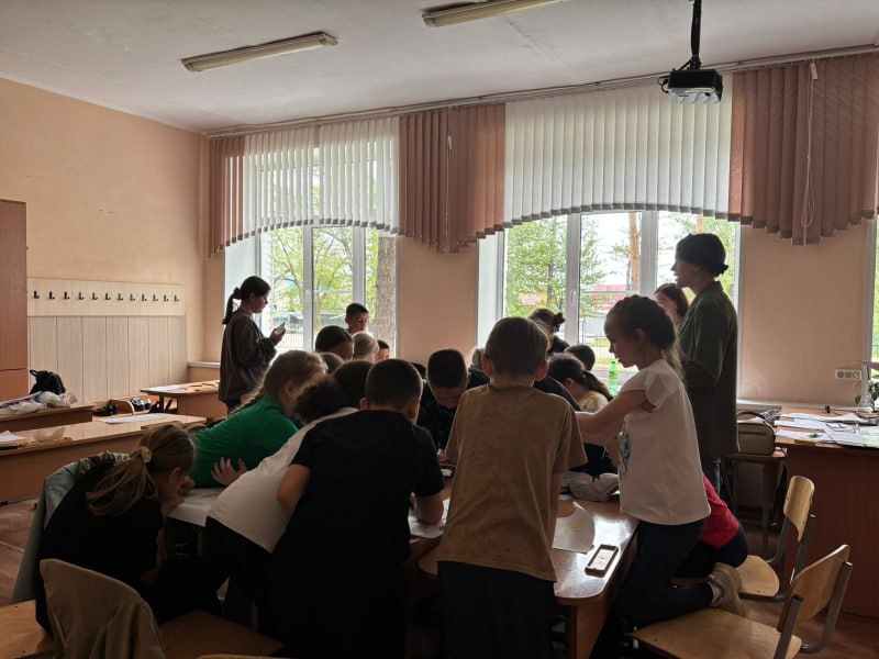  В Приморье сотрудники Госавтоинспекции продолжают обучать детей правилам безопасности В целях профилактики детского дорожно-транспортного травматизма в период летних каникул, инспектором по пропаганде безопасности дорожного движения отдела Госавтоинспекции старшим лейтенантом полиции Ириной Комелягиной совместно со специалистом по организации работы Движения Первых в Дальнереченском городском округе Светланой Новиковой были проведены со школьниками, посещающими пришкольные лагеря, квест-игры по правилам дорожного движения «Дорожный марафон знаний». В ходе мероприятий, ребята разделились на команды и приняли участие в тематических конкурсах - станциях: «Автомульти», «Эмблемы автомобилей», «Собери дорожный знак», «Островок слов» и «Пропущенные буквы». По окончанию состязаний сотрудник полиции напомнила учащимся о мерах безопасности на дорогах в летний период и рассказала, как правильно переходить проезжую часть дороги, а также «Почему пешеходный переход может быть не безопасен?». Организаторы уверены, что проведение подобных профилактических мероприятий помогает детям не только получать теоретические и практические знания, но и закреплять навыки безопасного поведения. Госавтоинспекция напоминает: Уважаемые родители! Помните,что дети должны понимать, что дорога – это потенциально опасное место, где необходимо проявлять повышенное внимание! Полиция Приморья