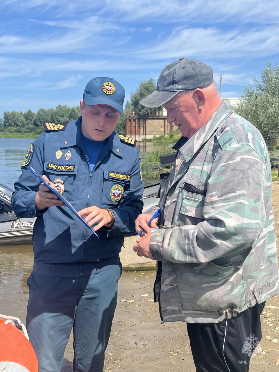 За безопасностью на водных объектах следит Государственная инспекция по маломерным судам  Ежедневно сотрудники Центра ГИМС проводят рейды по водным объектам Владимирской области. Специалисты проверяют маломерные суда и базы-стоянки, следят за наличием у всех спасательных жилетов и проводят профилактические беседы с отдыхающими на пляжах.  Также инспекторы выявляют нарушителей. За нарушения правил пользования маломерными судами им грозит административная ответственность.   С установлением на территории области жаркой погоды возрастает риск происшествий на воде. Береги себя! Соблюдай правила безопасности!