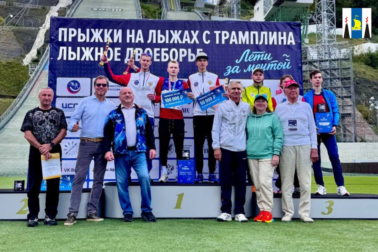 Сахалинец завоевал бронзу на чемпионате России по прыжкам на лыжах с трамплина На олимпийском трамплинном комплексе в Сочи состоялся Чемпионат России по прыжкам на лыжах с трамплина среди мужчин и женщин В состязании приняли участие более 40 спортсменов из Московской Свердловской Сахалинской Нижегородской Магаданской областей Республик Татарстан и Башкортостан Пермского края Москвы и Санкт Петербурга По итогам соревнований сахалинец Александр Баженов занял почетное третье место minsport65 Подписывайтесь на нас в MAX sakhgov