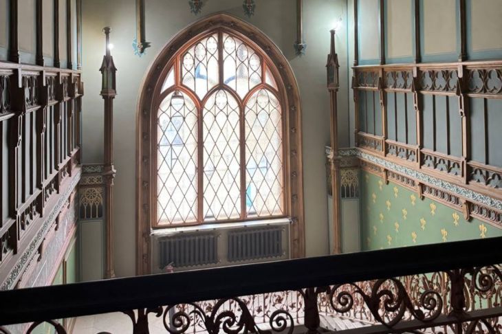 В Феодосии продолжается реставрация особняка Мазировой и дачи Стамболи В Феодосии продолжаются ремонтно реставрационные работы на объектах культурного наследия Особняк Е К Мазировой и Здание дачи Стамболи сообщили в республиканском Минкульте Работы финансируются по государственной программе Российской Федерации Социально экономическое развитие Республики Крым и г Севастополя и выполняются в соответствии с утверждёнными графиками ЧИТАЙТЕ ТАКЖЕ Один из самых древних храмов в Феодосии готовят к реставрации Осмотрели уже завершённые работы наметили мероприятия которые необходимо выполнить в краткосрочной перспективе Также обсуждены проблемные вопросы и пути решения Акцентировано внимание на выполнении установленных контрактами сроков и недопустимости их нарушения д Подробнее