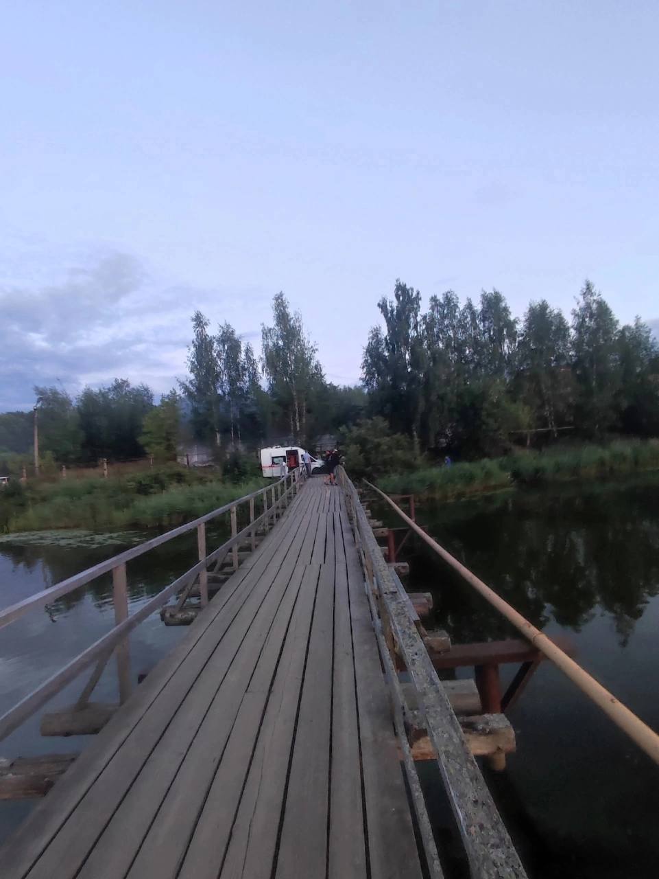 Исполняющий обязанности главврача ивановской городской клинической больницы №7 Евгений Стулов и его дочь погибли в результате инцидента с гидроциклом в Ивановской области, сообщили РИА Новости в правоохранительных органах.  По данным СК, вечером 9 августа судоводитель, управляя гидроциклом с двумя пассажирами, столкнулся с опорой моста на реке Сунжа  на фото  в поселке Каменка.  Пассажиры погибли на месте, а судоводитель был госпитализирован.     / Все наши каналы