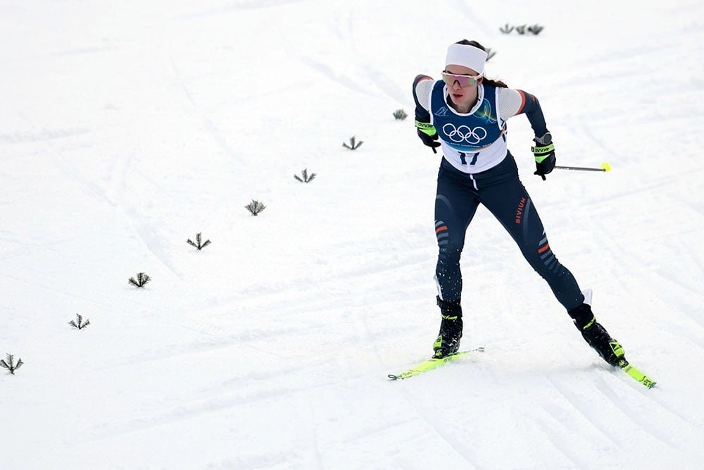 Старт Непряевой и финал хоккея В последний день Олимпиады в Италии будут разыграны пять комплектов наград В воскресенье в Италии завершится программа соревнований Последней из представителей России выйдет на старт лыжница Дарья Непряева В 12 00 начнется марафон с масс стартом на дистанции 50 км Насколько это тяжелая гонка все увидели в субботу Но для Непряевой это последний шанс завоевать золото на Играх Самым главным событием дня станет финал в мужском хоккее где встретятся собранные из звезд Национальной хоккейной лиги сборные Канады и США Начало матча в 16 10  А в 22 30 начнется церемония закрытия Игр онлайн трансляцию которой будет вести РГ Подписаться на Российскую газету в Читать нас в MAX