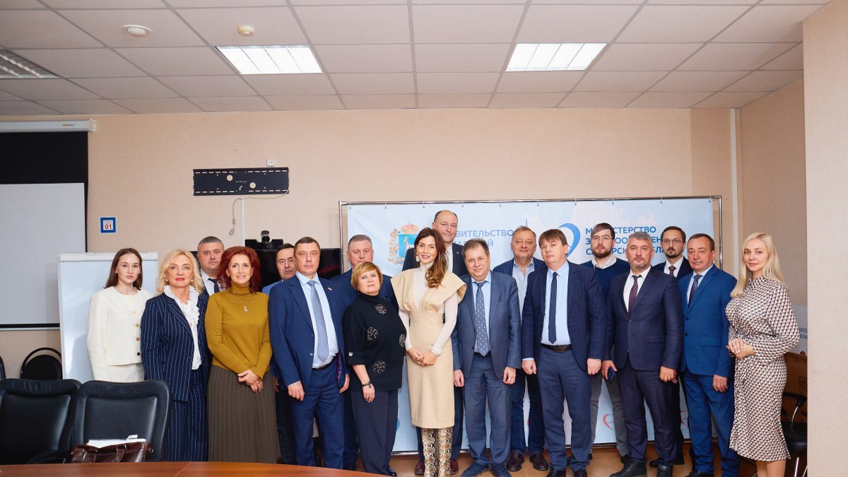 1  2  3  4  В Самарской области внедряют ИИ для диагностики незаметной формы смертельного рака В Самарской области подписано соглашение о внедрении технологий искусственного интеллекта для раннего выявления рака шейки матки Решение разработано в Национальном медицинском исследовательском центре имени В А Алмазова и будет применяться для анализа кольпограмм полученных с помощью инновационных кольпоскопов созданных в Самарском государственном медицинском университете Минздрава России Использование ИИ позволит выявлять заболевание на ранних наиболее поддающихся лечению стадиях что напрямую влияет на снижение смертности среди женщин региона Министр здравоохранения Самарской области Андрей Орлов отметил что внедрение технологии повышает точность диагностики онкологических заболеваний и является важным шагом в модернизации системы здравоохранения По словам ректора СамГМУ Александра Колсанова процесс диагностики построен по принципу двойного контроля Искусственный интеллект обрабатывает кольпограммы выделяет потенциально опасные зоны и формирует второе мнение для врача При этом финальное решение принимает специалист а заключение ИИ выступает в роли дополнительной подсказки позволяя врачу более точно оценить клиническую картину В пилотном проекте примут участие шесть медицинских учреждений региона Часть оборудования уже установлена в ближайшее время будет завершена поставка программного обеспечения и подготовка персонала Для сотрудников больниц запланированы обучающие мастер классы на которых они изучат эффективное использование технологии и интерпретацию данных полученных с помощью ИИ Заместитель генерального директора НМИЦ им В А Алмазова Дмитрий Куропеев сообщил что над разработкой программы работали два года В процессе использовались данные трех медицинских центров обработано более 10 тысяч изображений Проект имеет потенциал для масштабирования создания клинической классификации и прогнозирования развития заболеваний Внедрение ИИ в Самарской области становится важным этапом цифровой трансформации здравоохранения направленной на повышение качества медицинской помощи и увеличение продолжительности жизни граждан ГТРК Самара MAX lВК lОК lСАЙТ