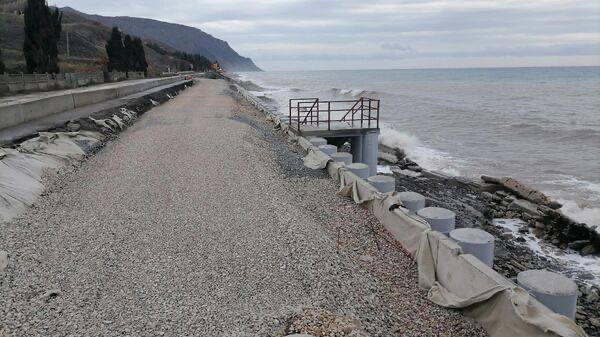 Дорогу Алушта – Судак – Феодосия в Морском, которая была разрушена "штормом века" в ноябре прошлого года, планируют восстановить до конца года. Об этом сообщил заместитель главы администрации Судака Евгений Краснов в социальных сетях.  "Выполнено примыкание к существующим берегоукрепительным сооружениям в районе пансионата "Алмаз", ведется бетонирование откосной части обочины. Восстанавливаются конструкции лестничных маршей возле моста через реку Шелен", -  написал Краснов.