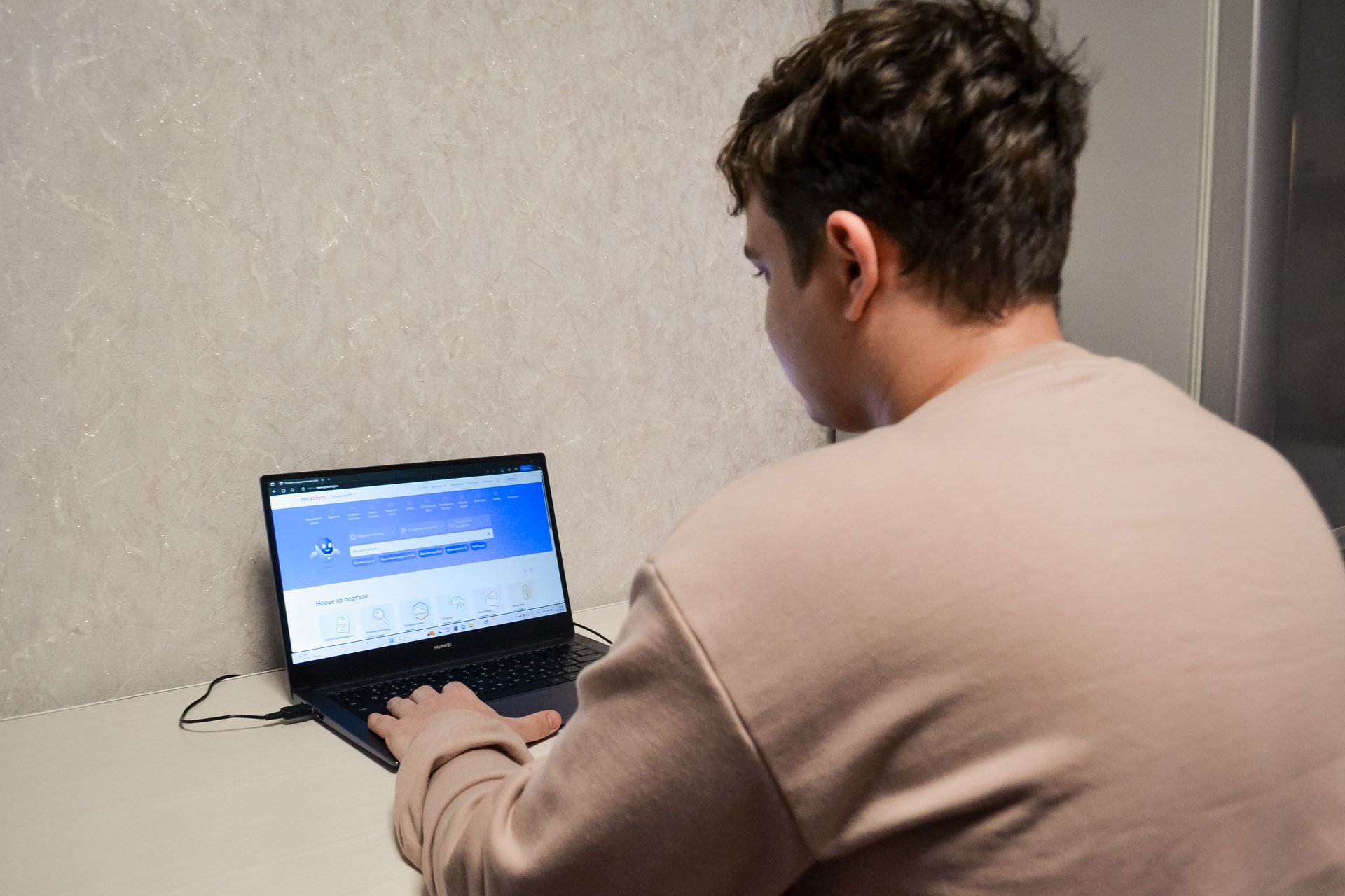 Южноуральцы перестали стоять в очередях жители региона подали 24 миллиона заявлений на электронные госуслуги Южноуральцы массово переходят на электронные госуслуги В 2025 году около 300 тысяч жителей Челябинской области использовали приложение Госключ для подписания документов и подачи заявлений Доля обращений за 89 социально значимыми услугами а это выплаты летний отдых поступление в школы и вузы составила 97 Всего за год жители подали около 24 млн заявлений на 2 5 млн больше чем в 2024 м Для удобства запущены визуальный конструктор услуг и интерактивные формы на портале Госуслуги 17 сервисов поддерживает цифровой ассистент Робот Макс а Госключ интегрирован с национальным мессенджером МАХ Регион также усилил киберзащиту предотвращается до 5 тысяч атак в месяц работает более 400 порталов Через Платформу обратной связи жители отправили 179 тысяч сообщений по медицине дорогам и благоустройству