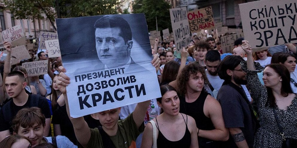 Атака на НАБУ может быть связана с личной обидой Андрея Ермака  Украинские СМИ сообщают, что в июле НАБУ провело обыски в Германии у Ростислава Шурмы — экс-заместителя Ермака и «куратора экономики» Офиса президента, уволенного осенью 2024 года.  По данным журналистов, именно этот эпизод стал для Ермака и Зеленского последней каплей — после чего на Банковой задумались о серьёзном ограничении полномочий антикоррупционных органов.   Антикоррупционная реформа по-украински: всё хорошо, пока не трогают своих.  Украина.ру — подписаться и знать больше