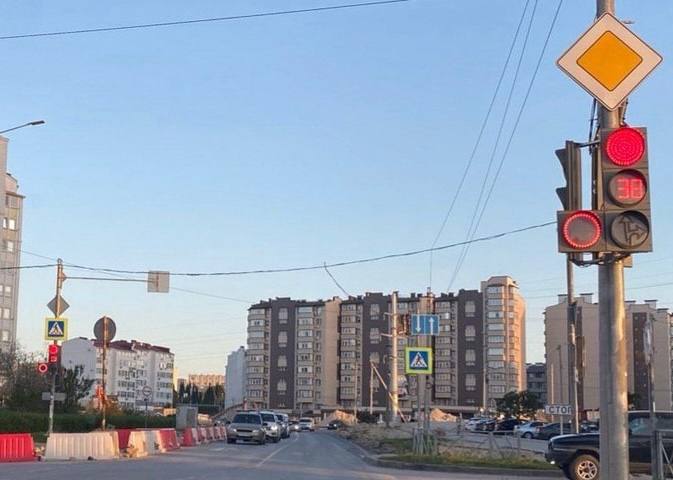 В вечных пробках на развязке у Студгородка виноват ремонт на Столетовском проспекте  Такую причину озвучил в управлении информполитики в ответ на вопросы горожан.  «Проблема заторов в районе развязки Руднева — Меньшикова — Вакуленчука носит временный характер, обусловленный масштабными работами по строительству на проспекте Столетовском, ввиду чего временное перенаправление транспортных потоков на открытые для движения автомобильные дороги  ул. Вакуленчука и участок пр-т Октябрьской Революции до перекрёстка с ул. Колобова  привело к перегрузке», — сообщили там.  Увеличивать количество полос на проблемном участке улицы не планируется.  Пока же улучшить пропускную способность дорожники пытаются настройкой светофоров и ускорением работ на Столетовском проспекте.   Подписаться Оперативный Севастополь   Предложка   Наш чат