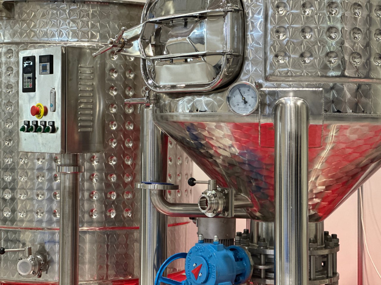 Северная Осетия стала лидером по росту производства водки в 2025 году Производство водки в Северной Осетии увеличилось на треть в 2025 году Это самый сильный рост среди регионов России за минувший год Лидирует по производству водки в России Московская область более 17 от всей выпущенной продукции в прошлом году