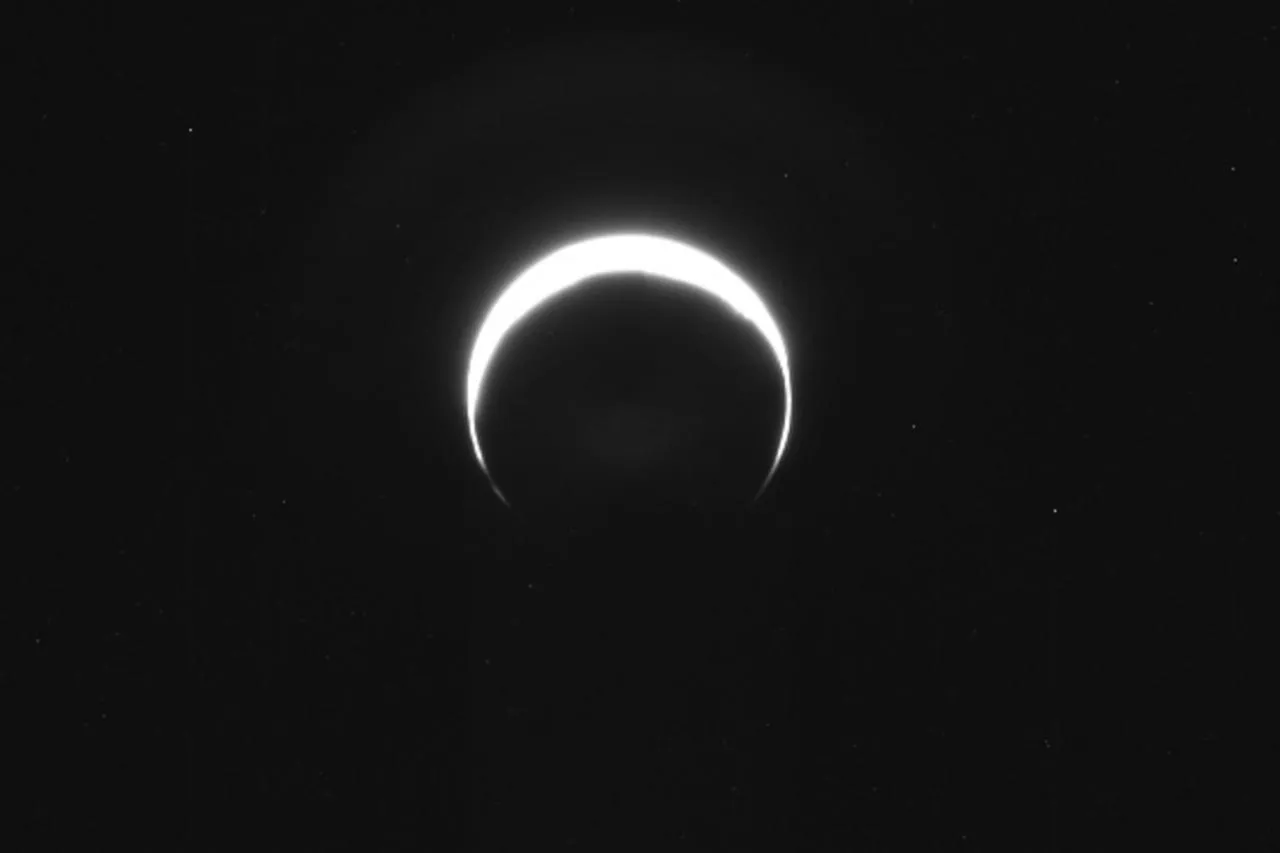 NASA опубликовало снимок ночной стороны Марса сделанный зондом Psyche Аппарат пролетел рядом с планетой перед полётом к астероиду 16 Psyche Фото NASA Solar System