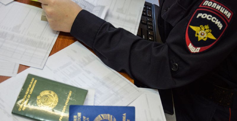 Бизнес на прописке камчатец зарабатывал на незаконной регистрации мигрантов Полиция Камчатки завела уголовное дело из за фиктивной постановки на учёт 23 иностранцев Местный житель регистрировал их у себя дома но не предоставлял им жильё Нажмите для подробностей   kam24 ru news main 20251222 123971 html utm source telegram utm medium messenger