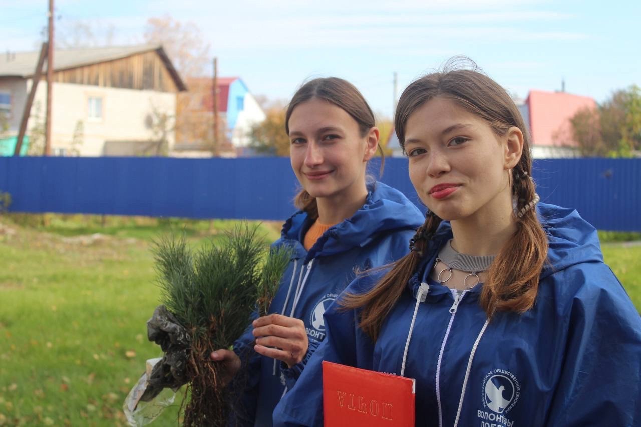 Сохраняем природу вместе!  В День рождения Президента Российской Федерации Владимира Путина Волонтёры Победы Алтайского края высадили деревья на аллее Сада памяти!   Сад был заложен весной этого года на территории Тальменского технологического техникума, а сегодня добровольцы навестили живые памятники, подготовили уже окрепшие деревья к зиме и высадили 20 новых саженцев кедра!   Две кедровые аллеи на территории техникума посвящены ветеранам Великой Отечественной войны и Героям специальной военной операции. В скором времени у каждого высаженного дерева появятся именные таблички.   «Важно, чтобы наши граждане осознавали значимость памяти о людях, вставших на защиту Родины от нацизма тогда и сейчас. Уверена, что когда аллея вырастет, тот, кто принимал участие в ее закладке, будет гордиться своим вкладом в это событие!»  – рассказала Олеся Гавриленко, руководитель местного отделения ВОД «Волонтёры Победы» в Тальменском районе.  Волонтёры Победы   Подписаться