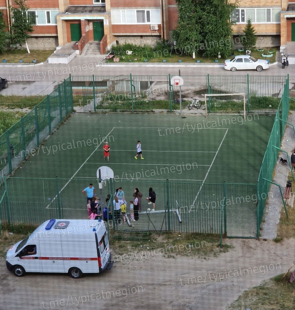 На ребёнка упали металлические футбольные ворота в Мегионе. 8-летнего мальчика увезли на скорой из-за удара от футбольных ворот на спортплощадке. После инцидента местные жители в соцсетях пожаловались на состояние конструкции. «Они уже гнилые! Уже давно пора сменить ограждения данного поля и ворота футбольные, т. к. они уже гнилые, скоро эти ограждения валиться будут на детей!», — пишут они. Сейчас делом занимается прокуратура. Ведомство оценит работу должностных лиц, которые отвечали за состояние площадки. Также правоохранители анонсировали проверку детских площадок по всему региону. VK / Типичный Мегион Есть что рассказать или показать? Создавай картину дня – предложи свою новость! 8 8 8