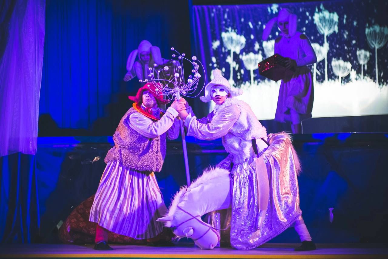 16 цирковых коллективов со всей России соберутся в Санкт Петербурге на фестиваль Рождество у моря 17 и 18 января в атмосферном пространстве у моря в ЦЕХ Севкабель Порт состоятся спектакли и красочные шоу программы посвященные Рождеству Артисты представят зрителям все основные цирковые жанры от классической акробатики и эквилибристики до воздушной гимнастики и современной клоунады Хозяева площадки легендарный театр цирк Монгольфьери Гости смогут погрузиться в мир циркового искусства научиться жонглировать ходить на ходулях или делать трюки на батуте А на творческих мастер классах создать рождественские подарки украшения и аксессуары своими руками По традиции специальными гостями станут дети из многодетных и неполных семей воспитанники детских домов и социальных центров Рождество у моря пройдет при поддержке Президентского фонда культурных инициатив Вход на все события фестиваля свободный Подписывайся на Культурную волну в MAX