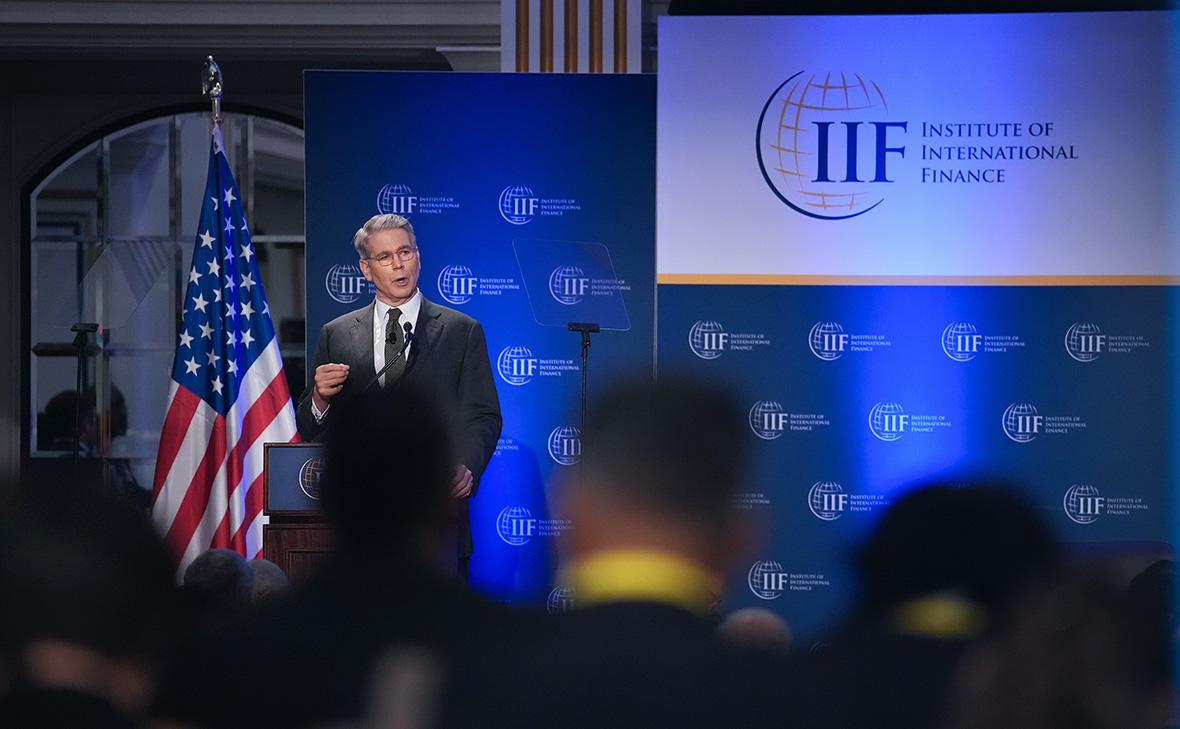Минфин США раскритиковал Всемирный банк за подход к Китаю Решение Всемирного банка кредитовать Китай как развивающуюся страну является абсурдным, заявил глава Минфина США. Он также высказал мнение, что ориентация экономики КНР на экспорт вредит и самому Пекину, и всему миру. Всемирному банку следует пересмотреть списки, по которым классифицируются страны, и прекратить выдавать займы Китаю на правах «развивающейся страны», заявил министр финансов США Скотт Бессент, выступая в Институте международной торговли и финансов. По мнению Бессента, относить Китай — вторую по величине экономику мира — к «развивающимся странам» «абсурдно» и «не имеет никакого оправдания». Это отвлекает ресурсы Всемирного банка от более приоритетных задач и препятствует развитию частных рынков, отметил он. «Вместо этого Всемирный банк продолжает ежегодно кредитовать страны, которые соответствуют критериям, позволяющим им выйти из категории привлекающих кредиты государств», — сказал министр.