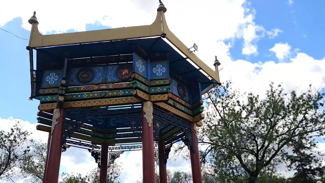 В Калмыкии, в поселке Цаган-Аман Юстинского района, в рамках регионального проекта по переселению граждан из аварийного жилищного фонда, завершено строительство 22 двухквартирных домов блокированной жилой застройки. В новые квартиры переедут 104 жителя из 7 аварийных многоквартирных домов. Врио министра ЖКХ и энергетики РК Андрей Сасыков совместно с главой администрации Цаган-Аманского СМО Эдуардом Кутуровым проверили построенные объекты и встретились с жительницей Цаган-Амана, получившей ключи от новой квартиры. «Программа носит социальный характер и способствует снижению количества людей, проживающих в аварийных многоквартирных домах. Ежегодно мы расселяем аварийный фонд и стремимся к улучшению жилищных условий граждан. Для нас важно, чтобы жители республики жили в современных, благоустроенных, качественно построенных домах», — отметил Андрей Сасыков. Быть в курсе Прислать новость