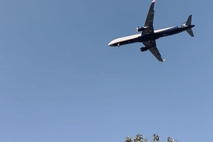 Свердловчанам назвали направления куда теперь можно улететь по субсидированным ценам В 2026 году из Екатеринбурга планируется открыть авиарейсы по субсидированным тарифам в ряд российских городов Об этом заявил губернатор Свердловской области Денис Паслер В региональном бюджете на эти цели предусмотрено 250 миллионов рублей Благодаря программе жители Урала смогут приобретать билеты по сниженным ценам на направления в Абакан Астрахань Барнаул Горно Алтайск Кемерово Махачкалу Мурманск Нижний Новгород Новокузнецк Омск Оренбург Саратов и Томск Как подчеркнул Денис Паслер Свердловскую область связывают устойчивые деловые отношения со многими субъектами страны а сам регион остается привлекательным направлением для туристов со всей России uralweb ru