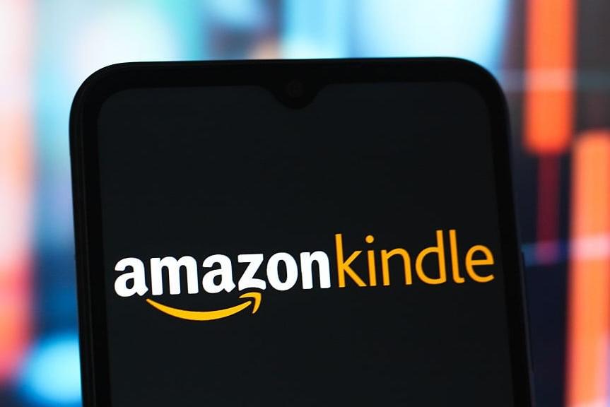 Amazon запускает новую функцию Kindle с искусственным интеллектом которая может отвечать на вопросы о ваших книгах даже если авторы произведений против Теперь в приложении Kindle для iOS есть опция Ask This Book пользователь выделяет любой фрагмент текста и получает ответы о сюжете персонажах и связях между ними На старте функция доступна для тысяч бестселлеров на английском В 2026 году Amazon обещает внедрить ее и на устройства Kindle и на Android Подробностей о технологии почти нет неясно как будут предотвращаться галлюцинации ИИ и какие права использованы для обучения алгоритмов Представители Amazon сказали что писатели не смогут отказаться от ее применения на своих произведениях Еще один повод для бурных споров об авторских правах и их нарушении инструментами ИИ