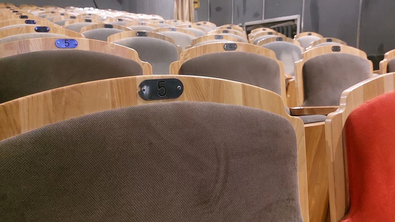 Ажиотажный спрос на новогодние спектакли отмечен в Челябинской области Например почти полностью раскуплены билеты на постановку Щелкунчика в Челябинском театре оперы и балета 6 несмотря на то что показы будут длиться несколько дней а стоимость оставшихся билетов доходит до 10 тыс рублей Схожая ситуация и с другим шоу театра новогодние похождения Лиса и Поросенка 6 Ажиотаж замечен и в других городах В Магнитогорске театр оперы и балета представит мюзикл Бременские музыканты 6 а златоустовский театр Омнибус к Новому году готовит премьеру музыкальной сказки Снежная королева 0 На некоторые даты билеты на эти спектакли уже распроданы полностью Подписывайтесь на Вести Южный Урал в MAХ