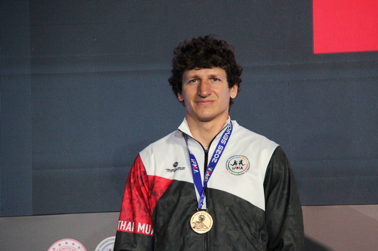 Сборная России по муайтай выиграла общекомандный зачет на чемпионате мира в Турции В турецкой Анталье завершился чемпионат мира по муайтай, по итогам которого российская сборная стала лучшей в командном зачёте. Всего в чемпионате приняли участие 635 спортсменов из 76 стран. Сборную России представляли 44 тайбоксера из 15 регионов. По итогам соревнований россияне завоевали 3 6 медалей, включая 1 7 золотых 11 чемпионов мира и 6 победителей Первенства мира среди молодежи . Самый титулованный представитель сборной России Гаджи Меджидов после победы в Турции стал пятикратным чемпионом мира. Третью золотую медаль чемпионата мира завоевал Константин Шахтарин. Кроме того, по итогам чемпионата мира сборная России удостоилась специального приза «Team Spirit», который вручается самой яркой и духоподъемной команде. «Сборная России подтвердила свой статус самой сильной команды мира, - подвел итог соревнованиям президент Федерации муайтай России Дмитрий Путилин. – 36 медалей – это результат труда огромного количества людей. Мы видим, что муайтай динамично развивается по всему миру. Конкуренция растет, но мы по-прежнему остаемся на вершине, выступаем в качестве локомотива мирового движения тайбоксеров. У нашей команды самый сбалансированный состав. Наряду с многократными чемпионами мира выступают и дебютанты, которые сходу достигают поставленных целей. Фиксируем очередную общую победу и продолжаем работать!». #муайтай