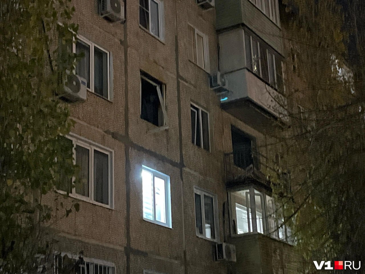 Все что известно о взрыве многоквартирного дома в Камышине Происшествие случилось 7 ноября в 20 17 В квартире по данным МЧС взорвался самогонный аппарат Пожара не было С ожогами увезли трех человек их состояние пока неизвестно От взрыва предварительно пострадала лишь квартира 97 ее временно отключили от газа электричества и воды Воду частично отключили в подъезде 7 из за особенностей строения водопровода Если вы знаете что то о пострадавших то пожалуйста свяжитесь с редакцией V1 ru