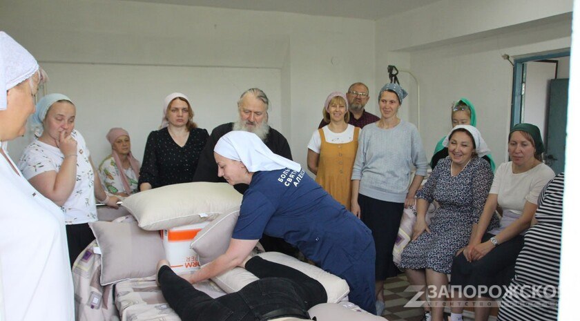 Курсы сестер милосердия по уходу за больными прошли в мелитопольском монастыре Четырехдневные профессиональные курсы сестер милосердия по уходу за больными прошли на базе специализированного учебного класса монастыря преподобного Саввы Освященного в Мелитополе, передает корреспондент Запорожского агентства новостей. «В Мелитополе открыт учебный класс — филиал больницы святителя Алексия на базе монастыря преподобного Саввы Освященного, где мы обучили желающих посвятить себя служению и помощи больным. Оборудование для класса предоставила больница святителя Алексия. Сейчас по программе подготовки младшей медицинской сестры или брата по уходу за лежачими больными обучение прошли 17 человек. Также мы готовим волонтеров — сестер милосердия, которые будут помогать в патронажной службе на дому, в стационарах и госпиталях. Это направление сегодня особенно актуально», — рассказала корреспонденту преподаватель Учебного центра Центральной клинической больницы святителя Алексия Ирина Степанова. , VK и ОК и читайте новости на нашем сайте