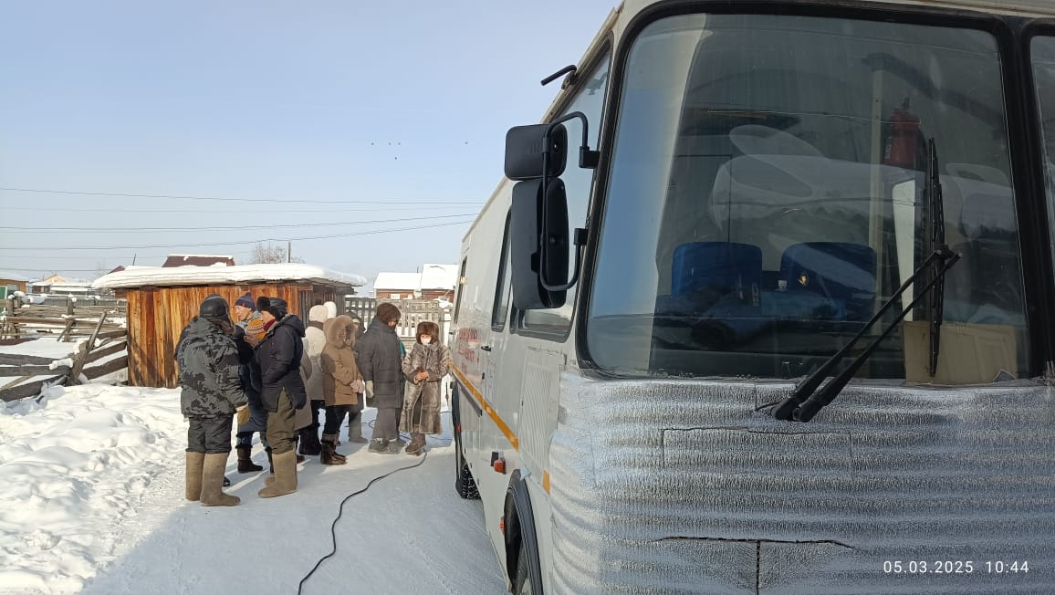 Новое медицинское оборудование поступило в Амгинскую ЦРБ  Как сообщили в Минздраве региона, в распоряжение медиков в текущем году поступили четыре новых прикроватных монитора, обеспечивающих оперативную диагностику состояний пациентов.  Также обновляется автопарк ЦРБ. За пять лет в медицинские учреждения района по линии министерства здравоохранения республики поступило 11 единиц техники.  Кроме того, в 2023 году райбольница получила передвижной медицинский комплекс «ФЛЮМАММ», основанный на базе автобуса ПАЗ. В прошлом году этот специализированный автобус совершил 171 выезд, в ходе которых было осмотрено 6 783 человека.