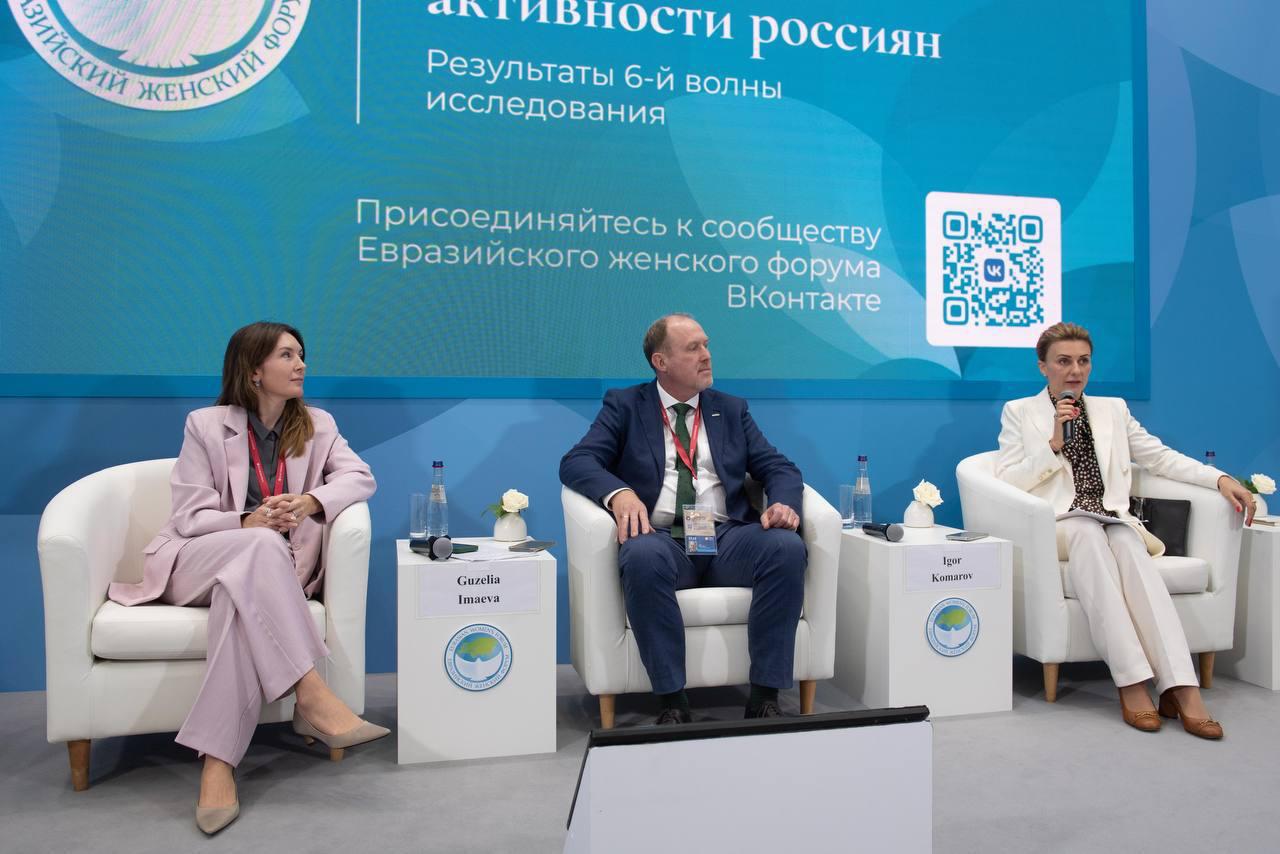 Согласно исследованию, проведенному ПСБ, НИФИ Минфина России и Аналитическим центром НАФИ, молодое поколение демонстрирует более высокую активность в инвестициях и сбережениях по сравнению с людьми старше 45 лет. Эта информация была представлена на ПМЭФ. Люди в возрасте от 18 до 34 лет выделяются на фоне других, благодаря оптимистичным оценкам будущих рыночных перспектив и высокому доверию к финансовым учреждениям. Несмотря на то, что они немного уступают в инвестиционной и сберегательной грамотности возрастной группе от 35 до 44 лет, их активность не вызывает сомнений. В то же время, поколение старше 45 лет заметно отстает, особенно в плане доверия к финансовым институтам. Старший вице-президент ПСБ Вера Подгузова отметила, что за прошедший год наблюдается рост ответственности среди россиян в вопросах сбережений: процент тех, кто совсем не откладывает средства, уменьшился с 41% до 35%.