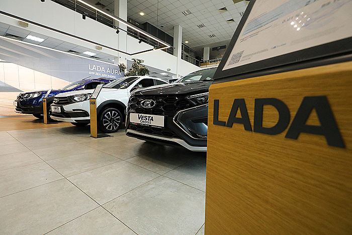 АвтоВАЗ планирует проиндексировать цены на модельный ряд Lada с января 2026 года в среднем на 0 5 сообщила компания АвтоВАЗ уточняет что цены на самую популярную модель Lada Granta а также на Lada Niva Travel вырастут в среднем на 1 9 По Lada Iskra и Lada Niva Legend средняя индексация составит 1 8 Цены на Lada Vesta как заявляют в компании практически не изменятся Вместе с тем как подчеркивает автопроизводитель значительно снизятся цены на стретч седан Lada Aura на 14 и универсал Lada Largus почти на 4 Фото Павел Селезнев NEWS ru ТАСС interfaxonline