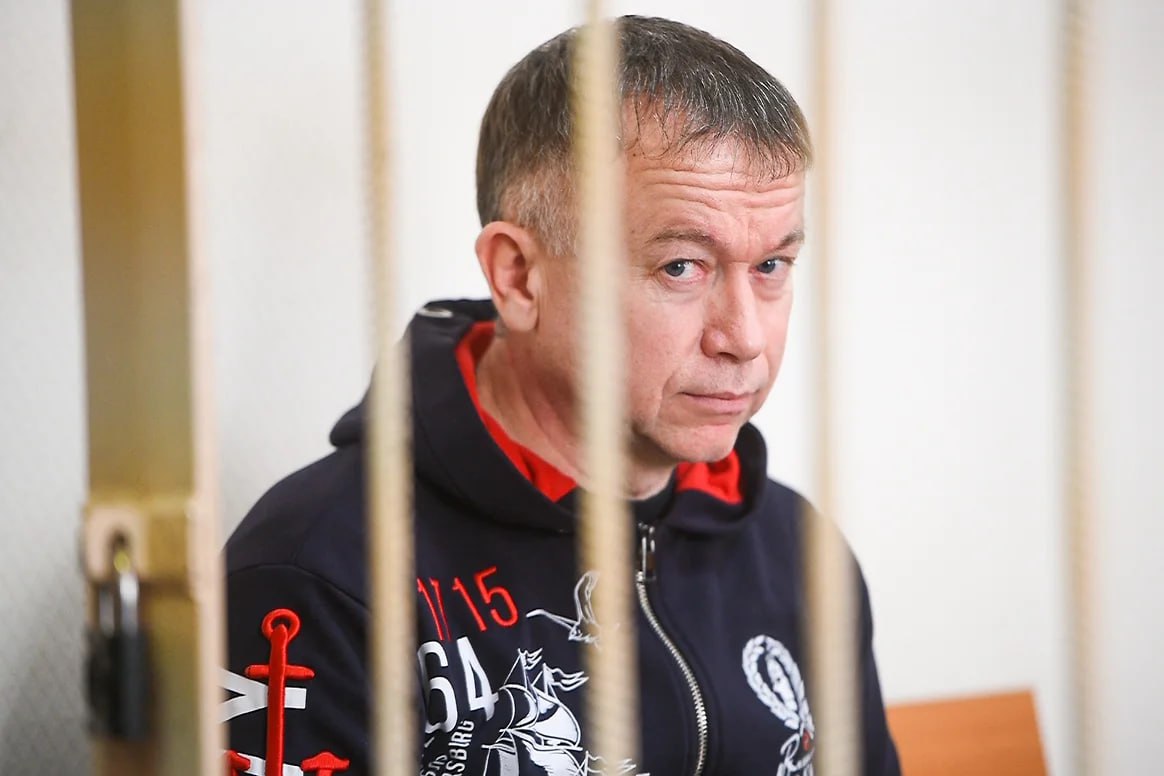 Суд забрал имущество экс-начальника управления МВД Новосибирска на 150 миллионов рублей Суд конфисковал имущество бывшего руководителя управления экономической безопасности и противодействия коррупции новосибирского МВД Владимира Вялкова. Оценочная стоимость этого имущества — около 150 миллионов рублей. Проверка показала, что Вялков скрывал свое настоящее имущественное положение и переписывал активы на родственников и знакомых. Уголовное дело против бывшего правоохранителя идёт с декабря прошлого года. Его обвиняют в получении взяток от производителей контрафактного алкоголя на сумму более 70 миллионов рублей. Любить Новосибирск