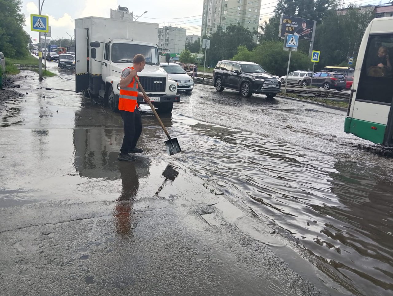 МБУ «Автодорстрой» очищает ливнеприемные колодцы в Индустриальном районе Сегодня, 3 июня, в Индустриальном районе прошел ливень. Для увеличения пропускной способности силами МБУ «Автодорстрой» проводится работа по очистке ливнеприемных решеток. Очистка ливнеприемных решеток от принесенных с потоком воды веток, пакетов и иного мусора проводится на улице Попова перед Павловским трактом. Подтоплений, препятствующих движению транспорта, на улицах города не наблюдается. Напоминаем жителям города, центральная диспетчерская служба МБУ «Автодорстрой» работает в круглосуточном режиме, обратиться можно по тел. 504-360.