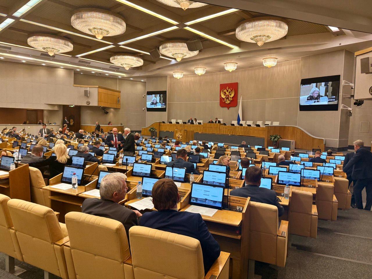 В первом чтении приняли изменения в Федеральный закон О некоммерческих организациях в части расширения перечня видов деятельности социально ориентированных НКО В соответствии с документом некоммерческие организации помогающие ветеранам боевых действий в реабилитации социально трудовой адаптации и профессиональной переподготовке а также оказывающие психологическую помощь демобилизованным участникам СВО и членам их семей могут получить статус социально ориентированных и соответственно право на государственную и муниципальную поддержку