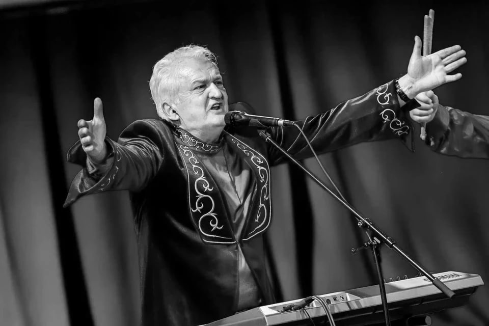 Ушла легенда челябинского рока скончался руководитель ВИА Ариэль Ростислав Гепп В Челябинске скончался художественный руководитель вокально инструментального ансамбля Ариэль Ростислав Гепп Это произошло накануне вечером 24 февраля Ростиславу Геппу было 74 года Официальное заявление от ансамбля будет позже сообщил КП Челябинск солист Ариэли Александр Тибелиус Ростислав Гепп вокалист клавишник и флейтист бессменный участник ВИА Ариэль с середины 70 х возглавлял ансамбль с 1989 года после ухода и отъезда в Москву Валерия Ярушина Под руководством Ростислава Геппа ансамбль выпустил восемь альбомов последний вышел в 2024 году и был посвящен родному городу Челябинску Последний раз в Челябинске Ариэль вышли на сцену в день 80 летия Победы 9 мая минувшего года А последний сольный концерт в Челябинске Ариэль дали 29 марта 2025 года в конгресс холле ЦМТ Подписаться на chelkp Мы в MAX