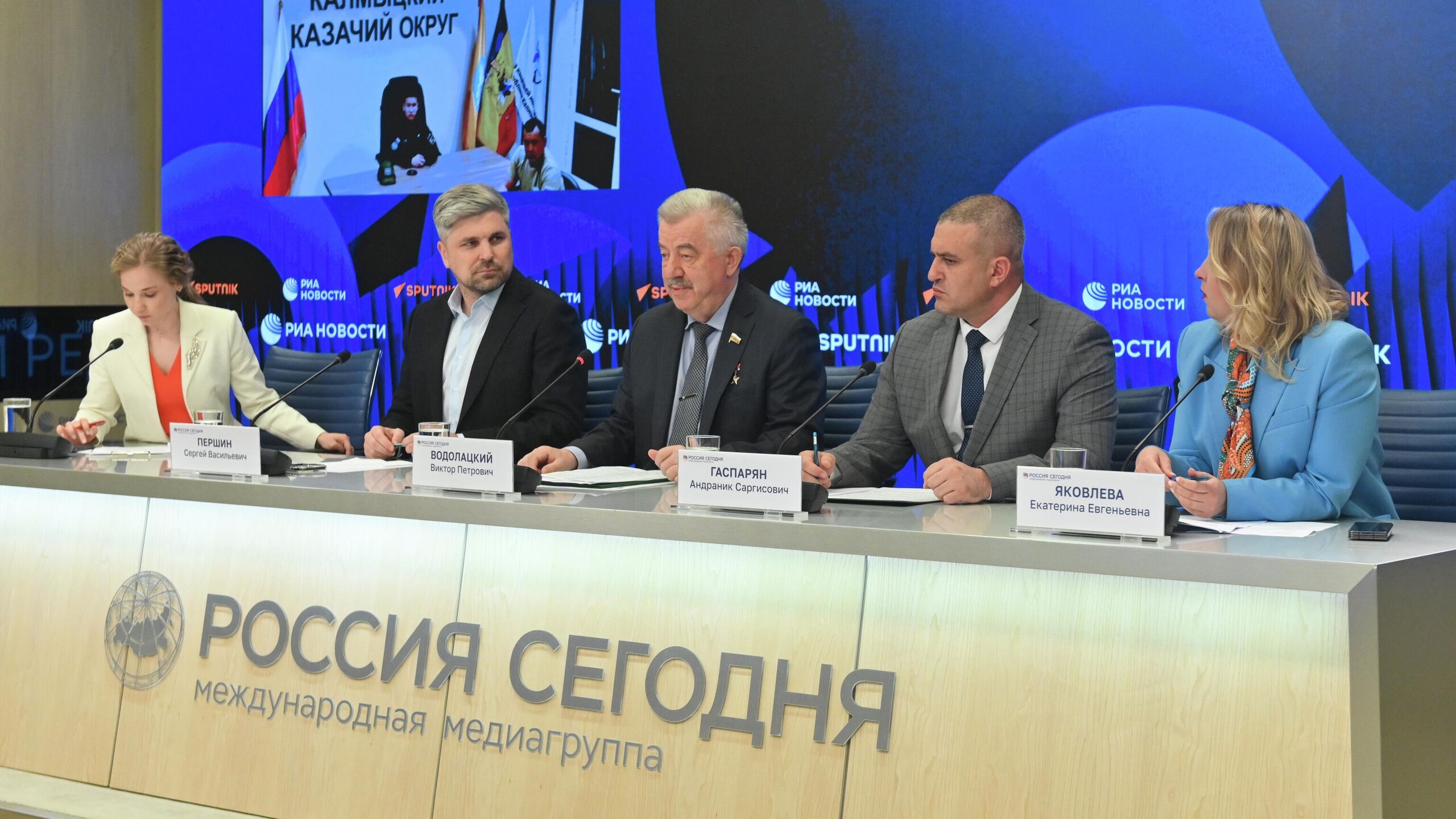 В пресс-центре Международной медиагруппы "Россия сегодня" был дан старт просветительско-патриотическому проекту "ВОИН.Кино". Председатель правления Центра "ВОИН", 1-й заместитель председателя Комитета Государственной Думы Российской Федерации по делам СНГ, евразийской интеграции и связям с соотечественниками Виктор Водолацкий отметил, что это важный этап в развитии патриотического воспитания в России. "Патриотизм – это не пустые слова для наших курсантов. Таких уже сотни тысяч по всей России. Сегодня мы, формируя программы, берем все лучшее, что было в нашей России. Как мы воспитаем подрастающее поколение, такой и будет наша страна," — заключил Водолацкий.